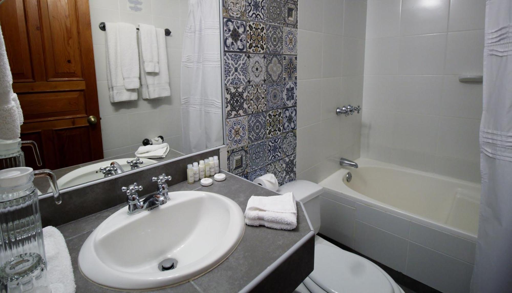 Colonial Triple Room
