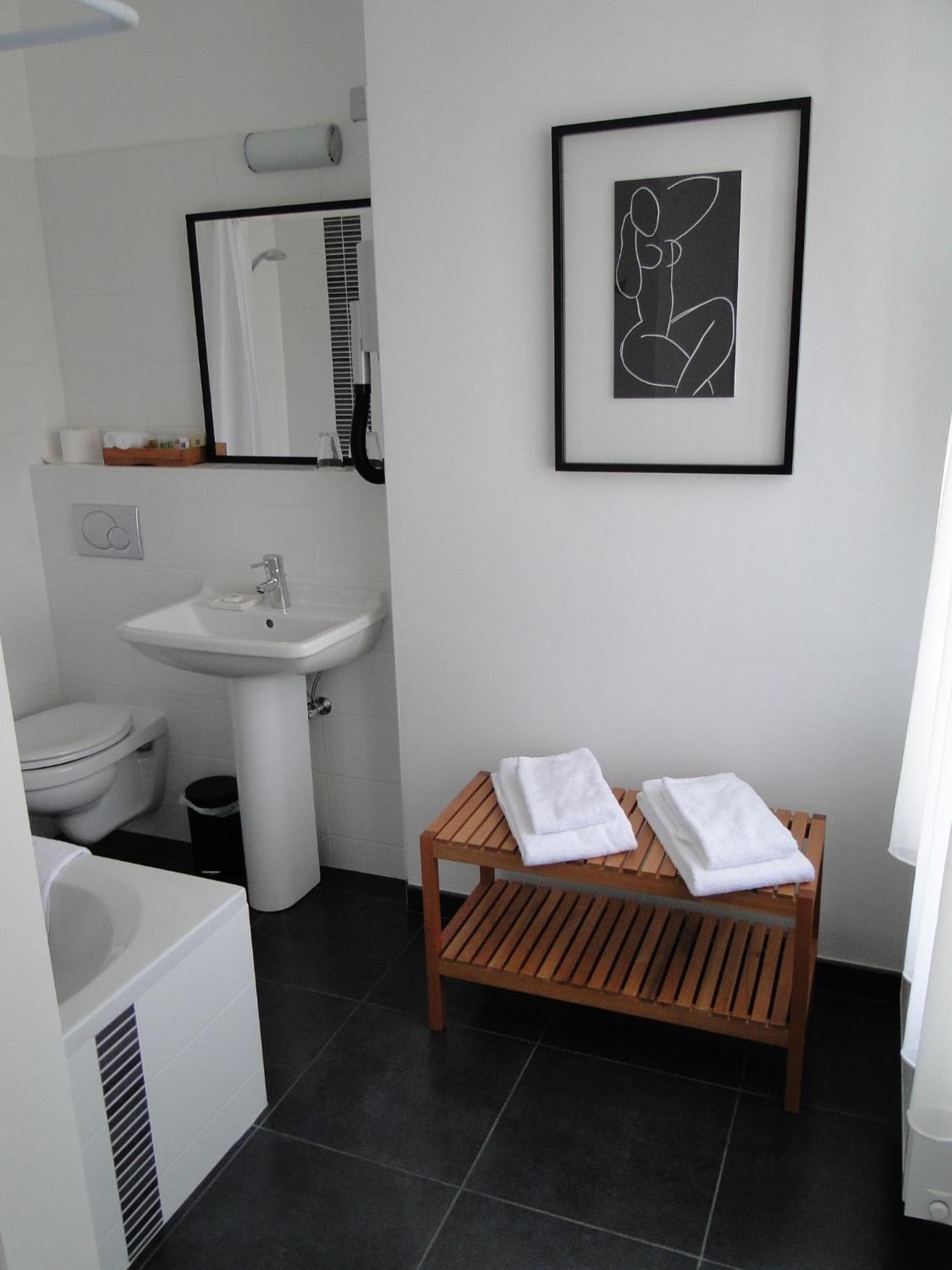 Twin Room,1595398939:JPEG