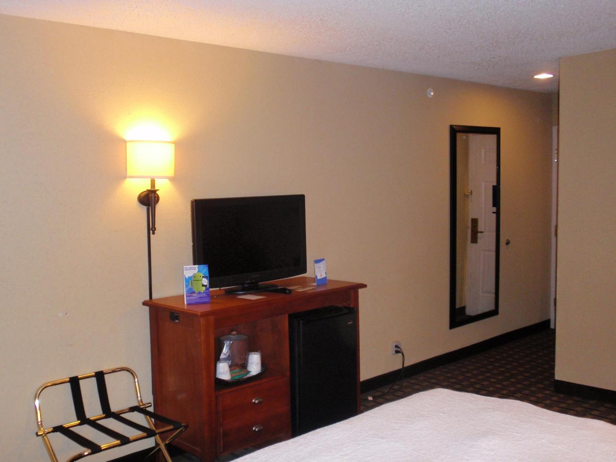 King Room with Bath Tub - Mobility/Hearing Accessible - Non-Smoking