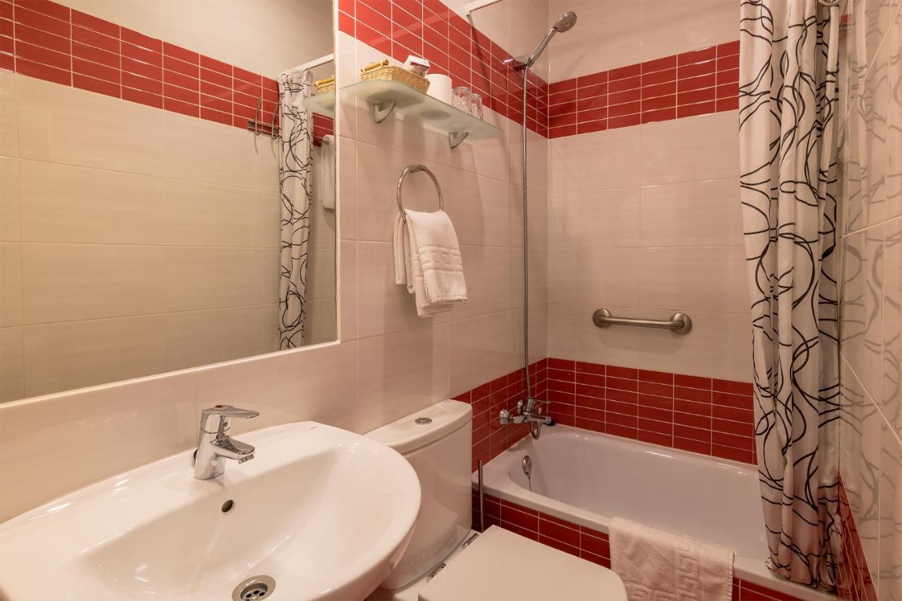 Twin Room with Private Bathroom