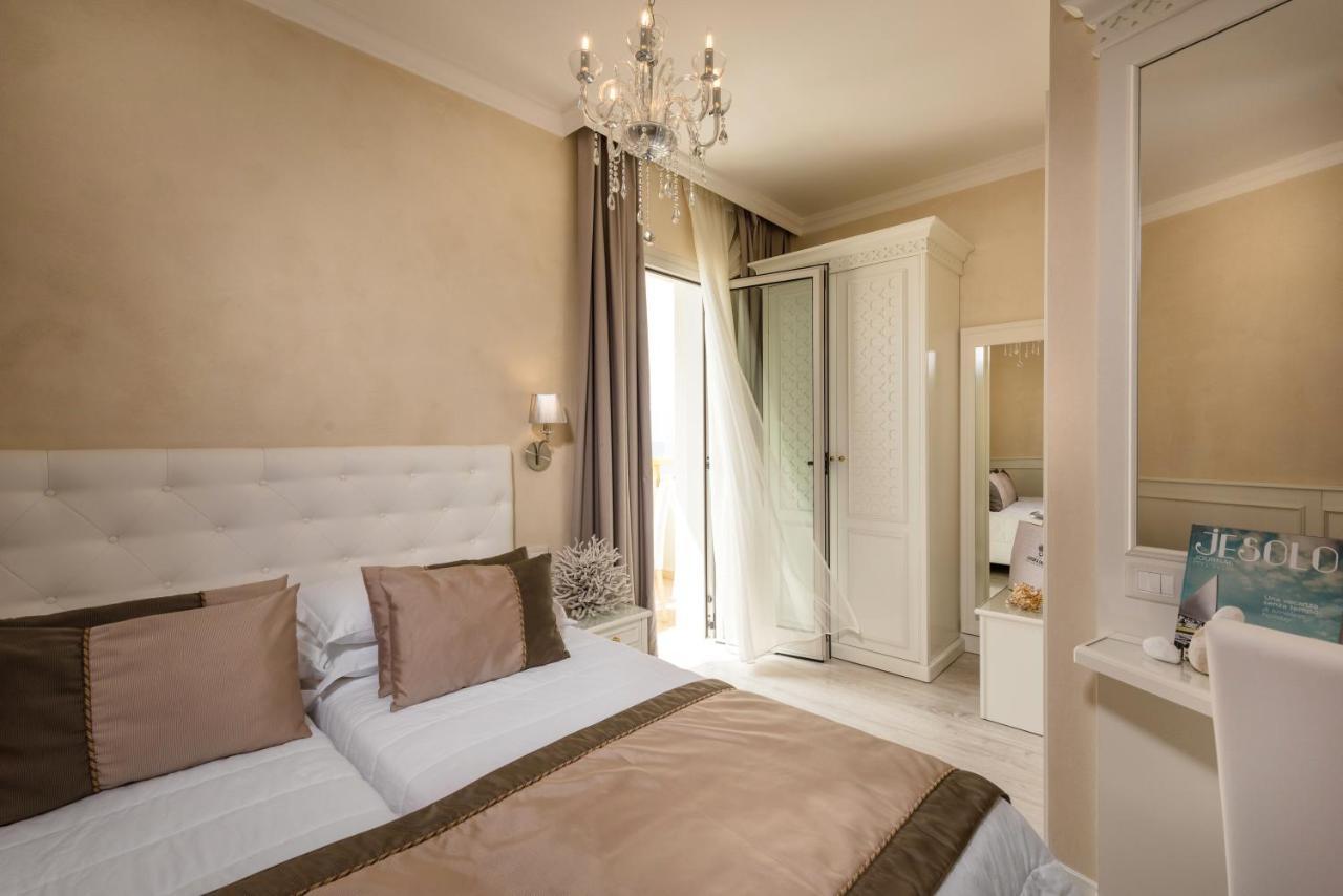 Deluxe Doppel- oder Zweibettzimmer mit Balkon und seitlichem Meerblick