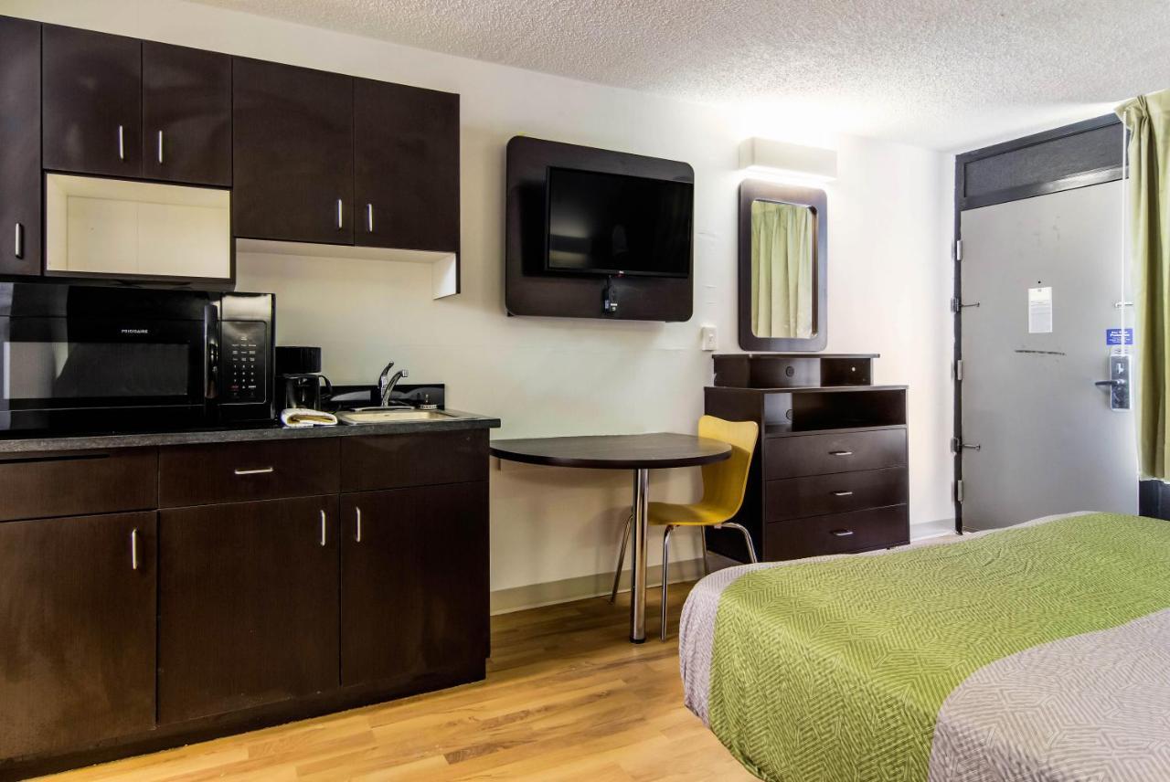 Deluxe Queen Room - Non-Smoking,765912922:JPEG