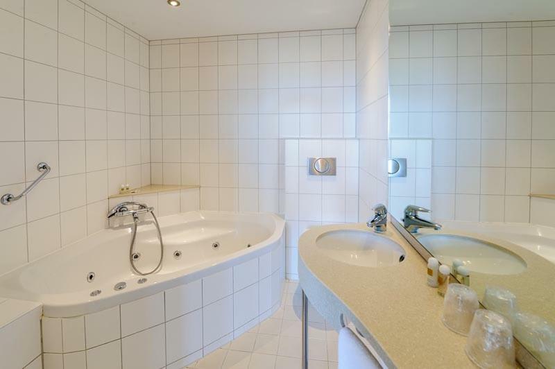 Superior Twin Room with Sea View & Whirlpool