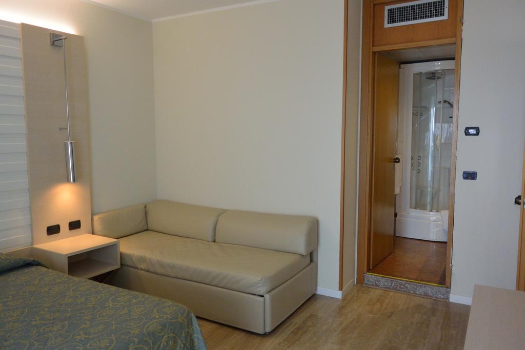 Zwei miteinander verbundene Doppelzimmer mit Meerblick
