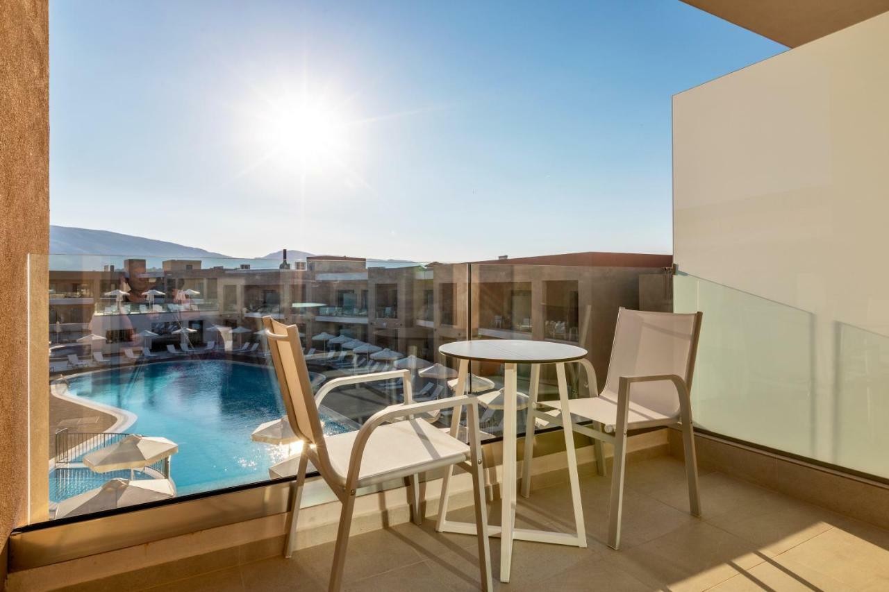 Dreibettzimmer mit Poolblick
