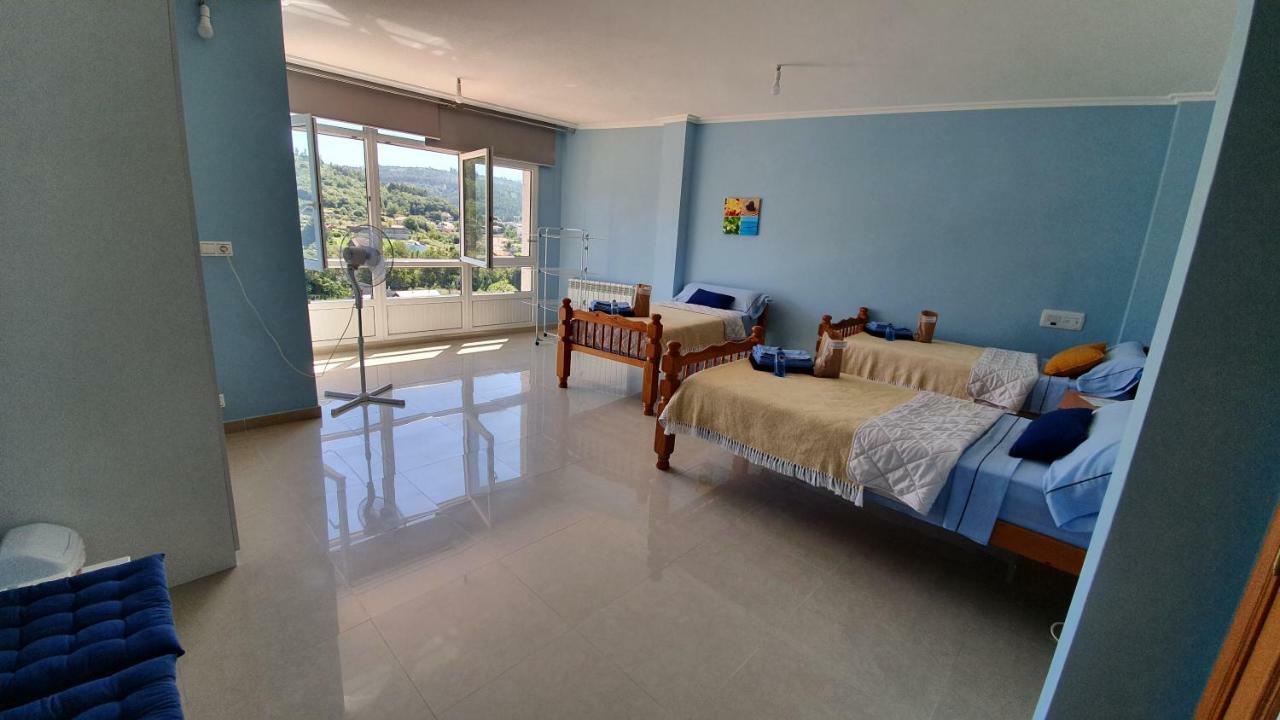 Habitación Triple Básica con baño compartido