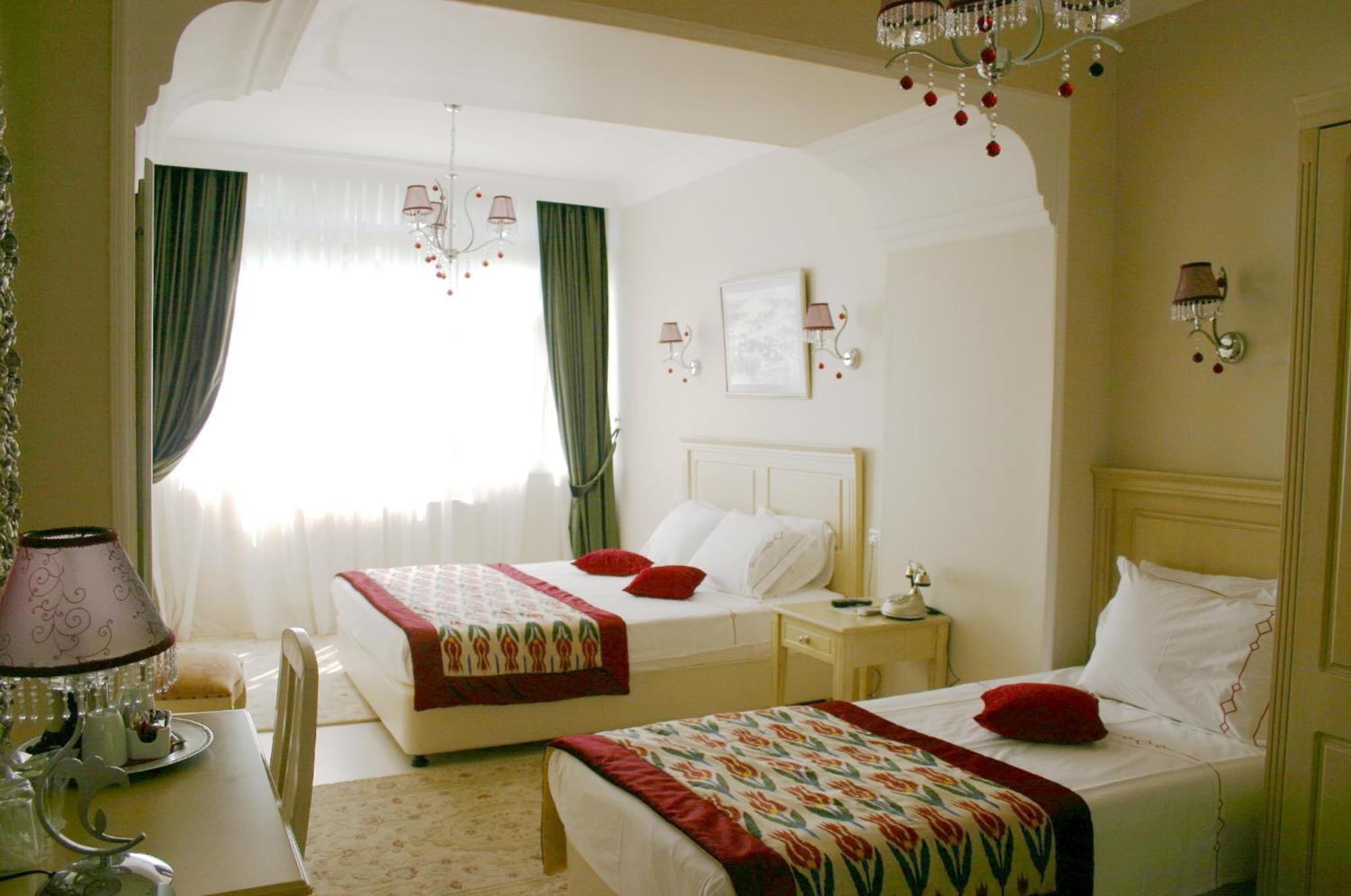 Dreibettzimmer mit Stadtblick