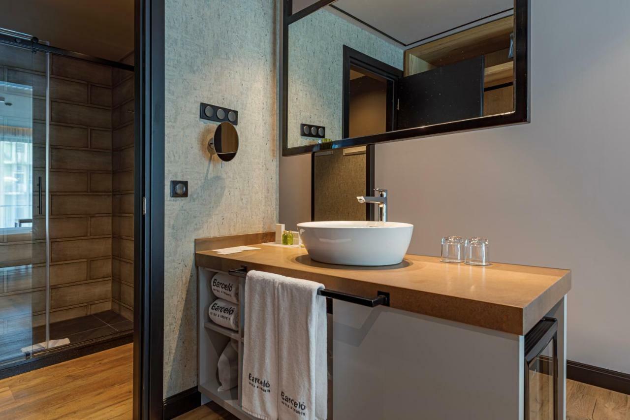 Deluxe King Room with View