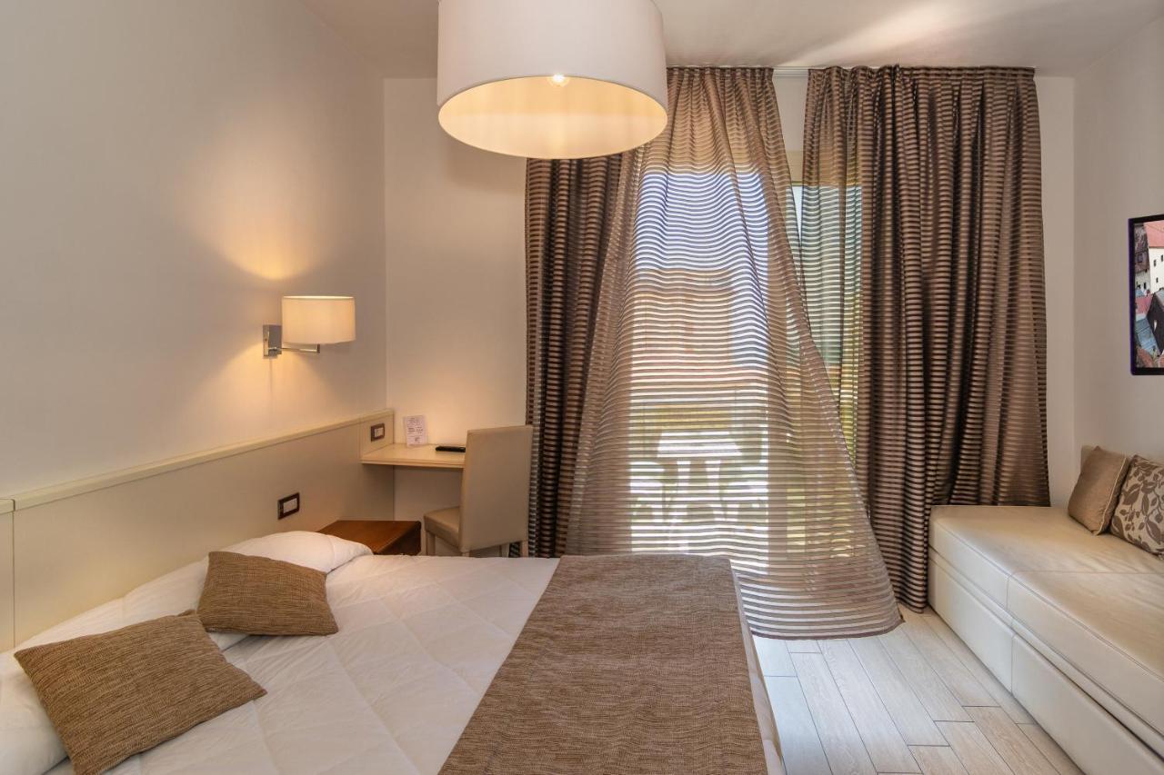 Triple Room Sea View Balcony Beach Access