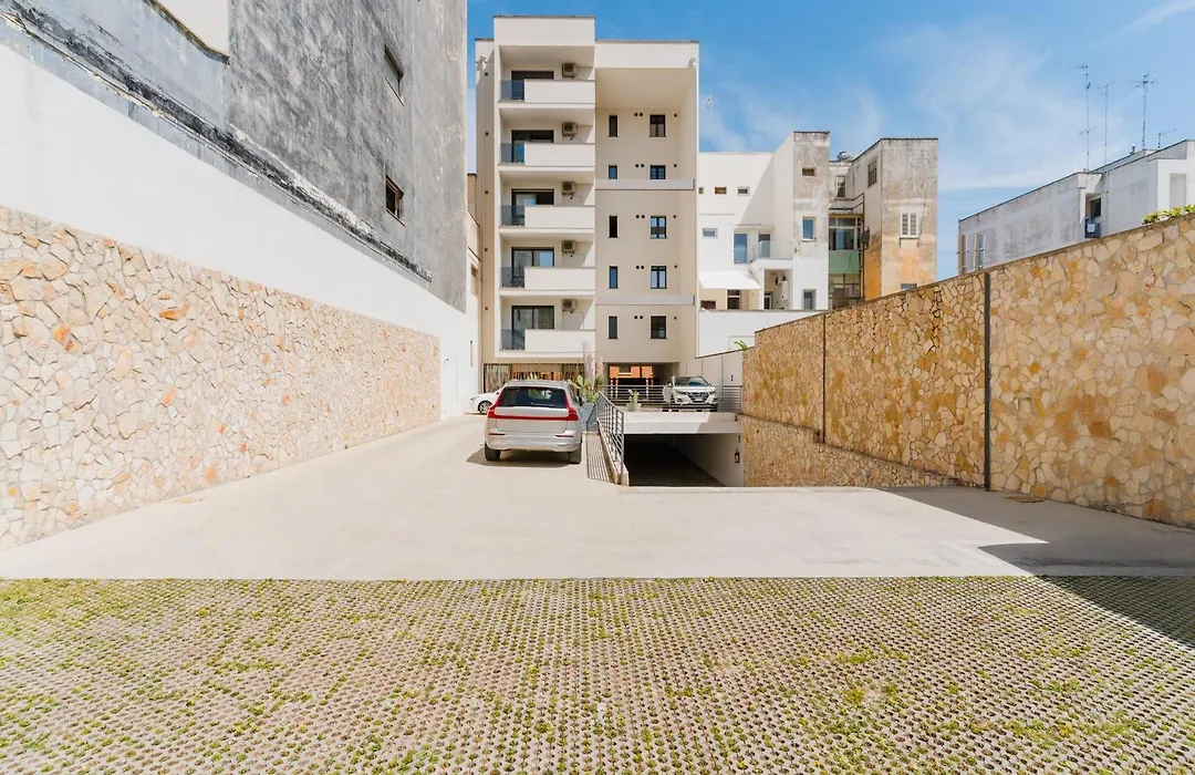 Glass House - Smart Rooms & Parking-1