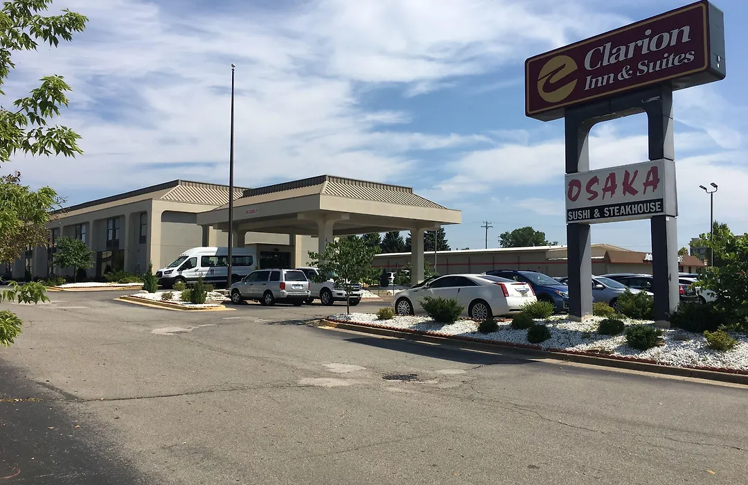 Clarion Inn & Suites Grand Rapids Airport-1