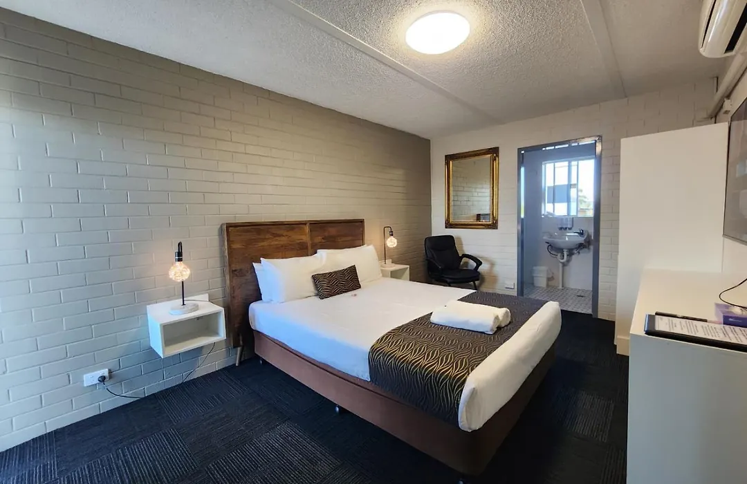 Crest Motor Inn-1