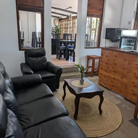 Q2 Bar & Guesthouse-3