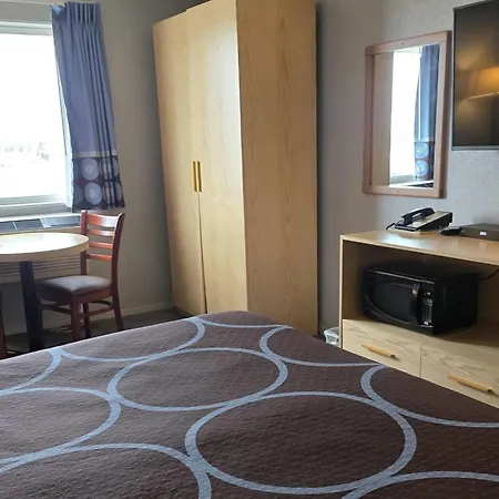 Super 8 By Wyndham Swift Current-3