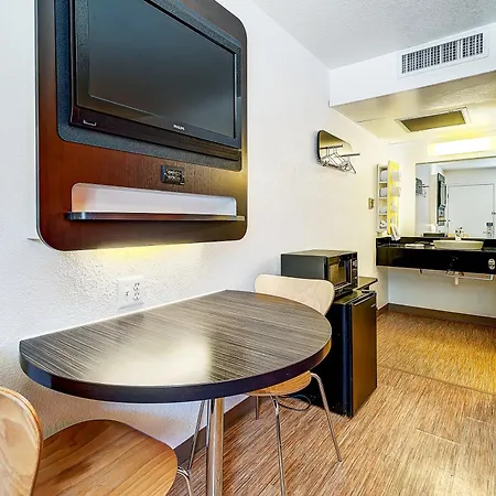 Motel 6 Thornton-3