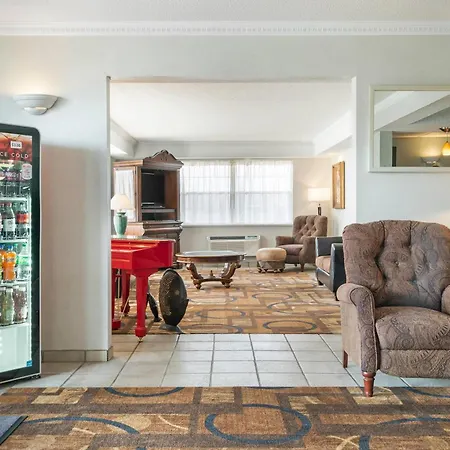 Quality Inn & Suites Manistique-3