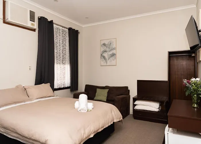 New Crown Hotel Motel