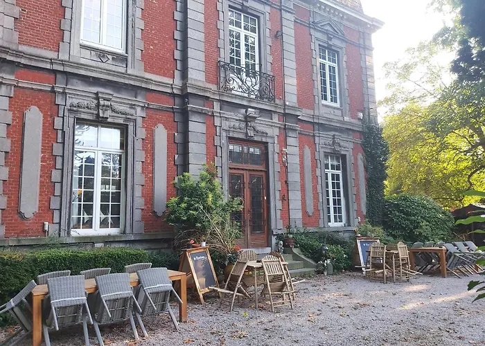 Château Lambert Hotel-Resto-Parking-Shuttle, a 1 ha green Oasis at 8 min from CRL Airport without any noise Charleroi