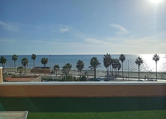 Coqueto estudio-ático EN PRIMERA LÍNEA DE PLAYA CON PRECIOSAS VISTAS AL MAR