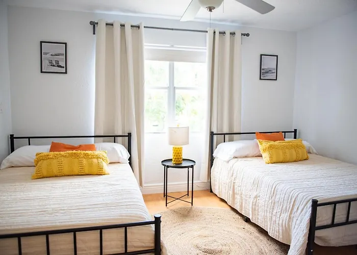 Lux 3 Bedroom Townhouse 1 Block From The Beach