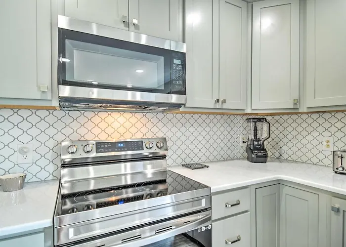 Gulf Shores Condo - Walk To Beach & Restaurants!
