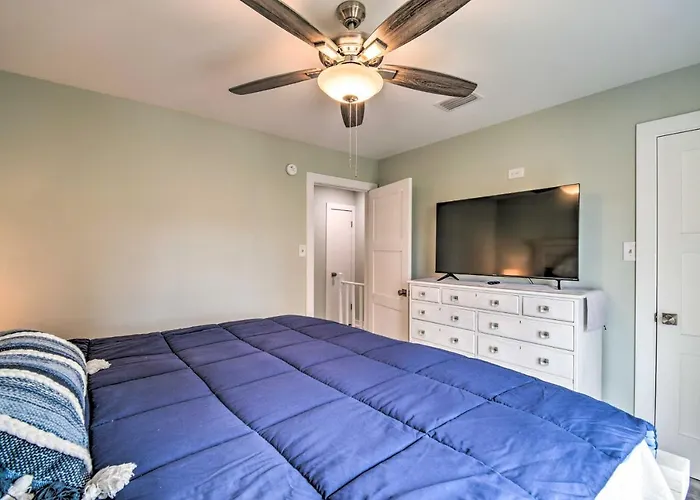 Gulf Shores Condo - Walk To Beach & Restaurants!