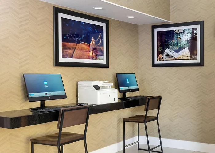Best Western Plus Raffles Inn&Suites