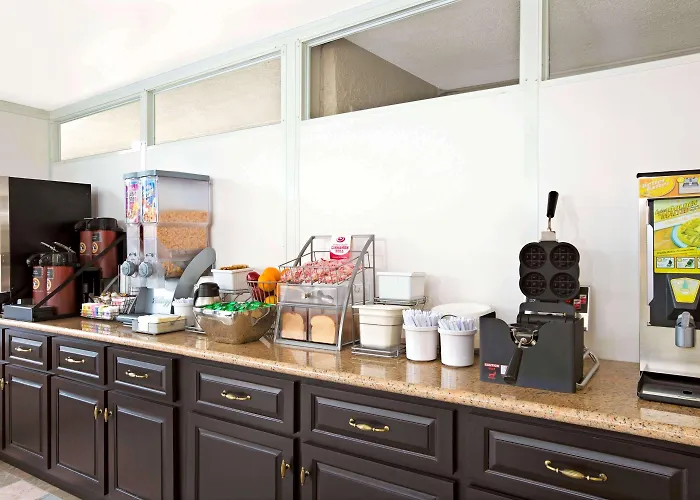 Super 8 By Wyndham Los Angeles-Culver City Area