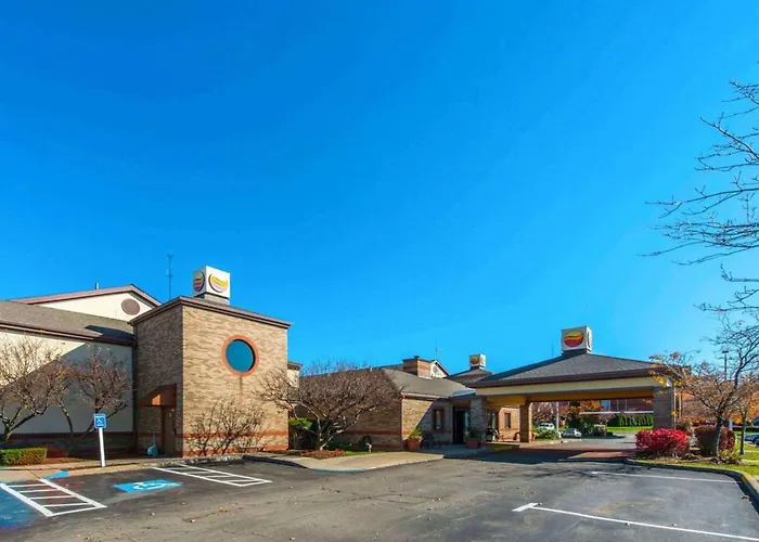 Comfort Inn & Suites Erie - Splash Lagoon Indoor Waterpark