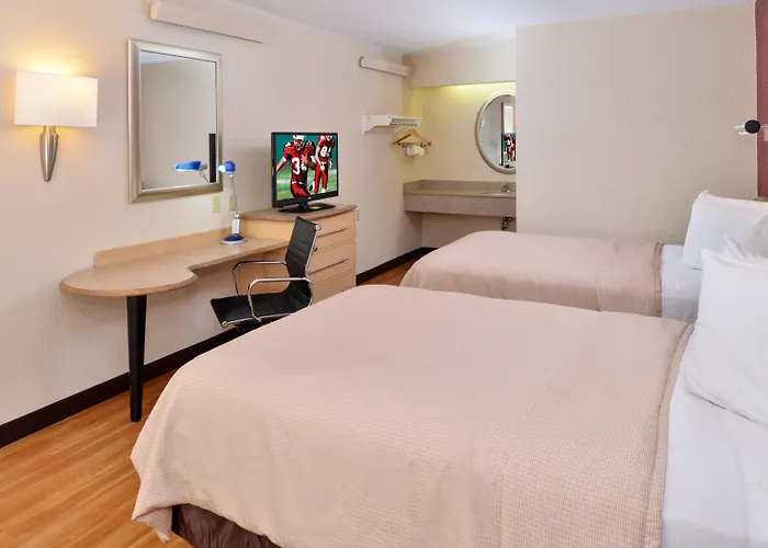 Super 8 By Wyndham Deerfield - Northbrook