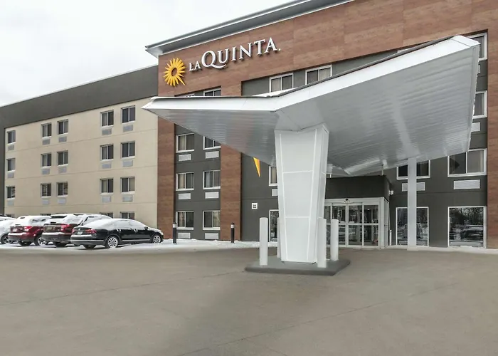 La Quinta Inn & Suites By Wyndham Cleveland - Airport North
