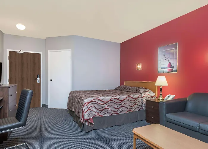 Super 8 Mount Hope/Hamilton International Airport