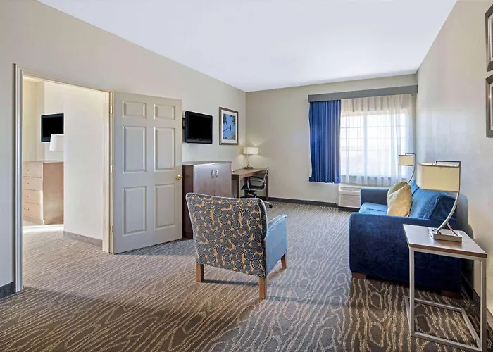 La Quinta Inn & Suites By Wyndham Mercedes Outlet Mall