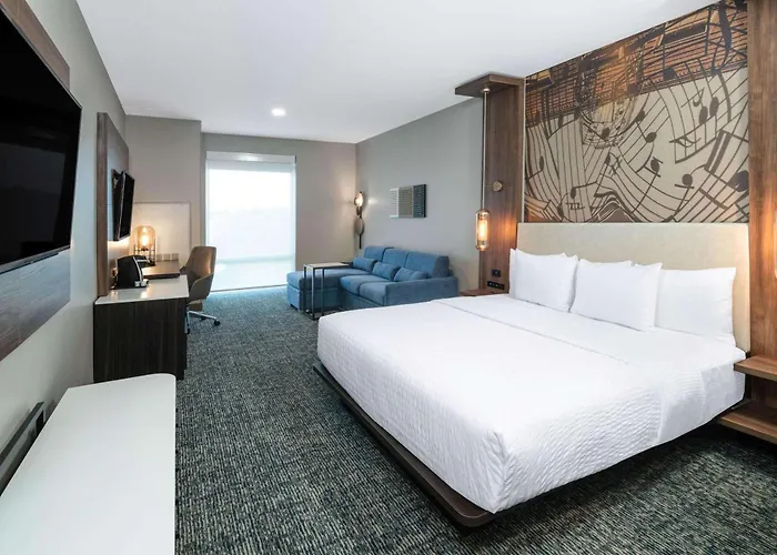 La Quinta Inn & Suites By Wyndham Nashville Downtown Stadium