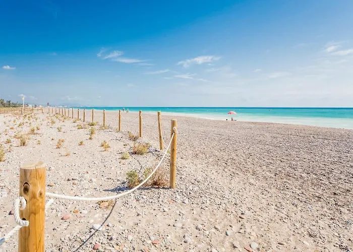 Agradable Villa junto al mar con piscina