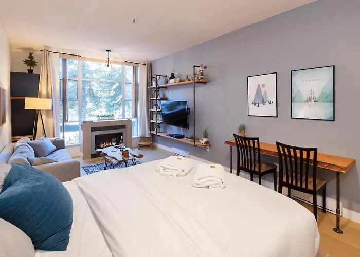 Bright Suite at Ski In/Out Glacier Lodge!
