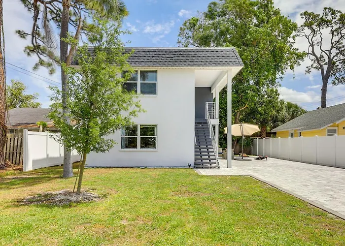 Coastal Sarasota Condo: Minutes To Beach!