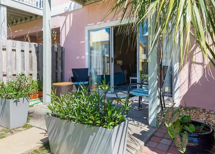 Beach House 5Min Walk To Beach, Pool, Yard, Close To Shops And Activities