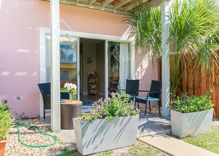 Beach House 5Min Walk To Beach, Pool, Yard, Close To Shops And Activities