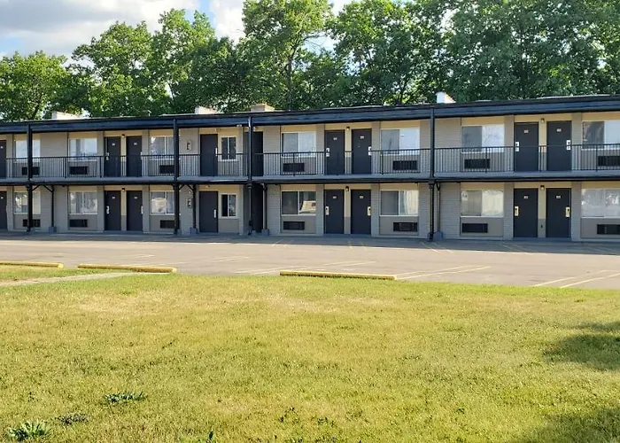 Travelodge By Wyndham Livonia Canton Novi Detroit Area
