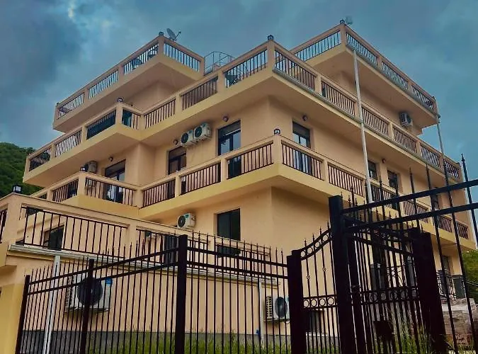Khidikari Hotel