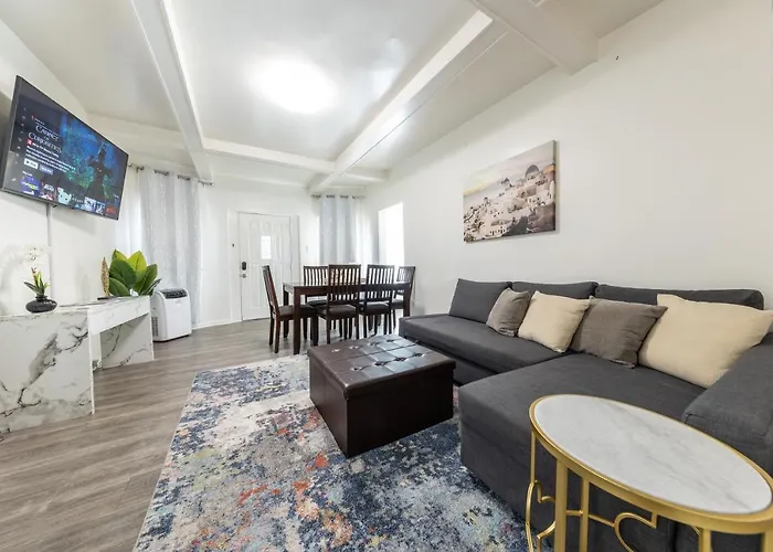 8 Beds Home With 4 Car Parking Space - Near Dtlb