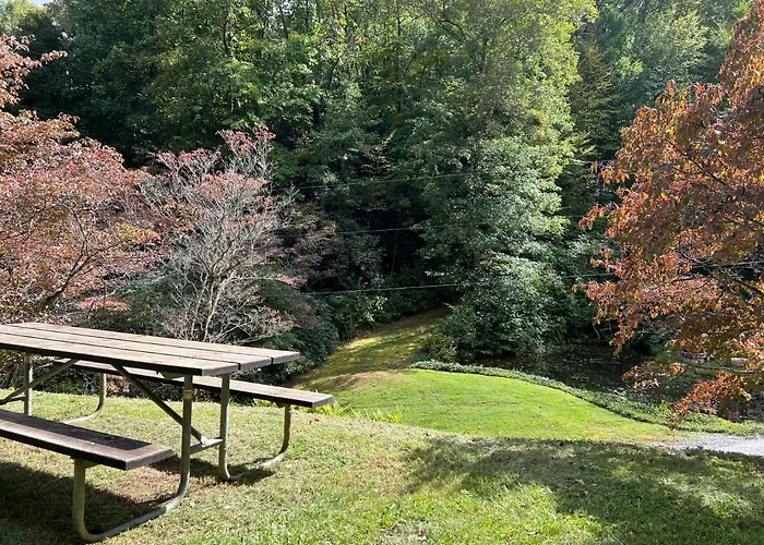 Outland Chalet & Suites Great Smoky Mountains