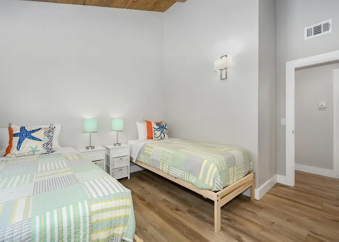 Brand New Modern Home By The Beach With Patio & Bbq