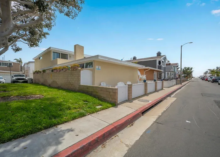 Three Bedroom Three Bath Home W Patio 1 Block From Beach