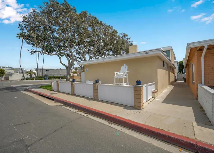 Three Bedroom Three Bath Home W Patio 1 Block From Beach