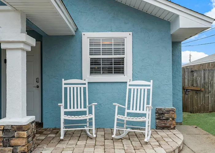 October Special! Walk To Beach - Private Yard - Fire Pit - Dog Friendly