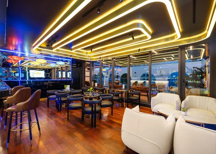 Golden Lotus Hotel Da Nang - Rooftop Bar Sea View