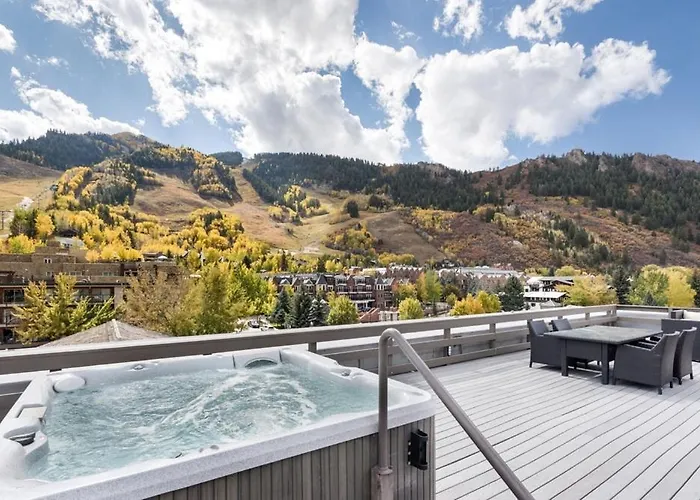 Independence Square 305, Remodeled, 3rd Floor Hotel Room in Aspen's Best Location
