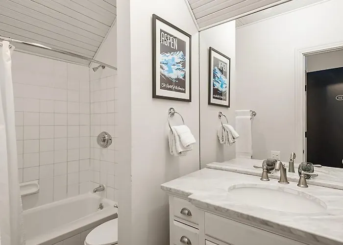 Independence Square 211, Chic Hotel Room With Mountain Views, A/C, & Rooftop Hot Tub
